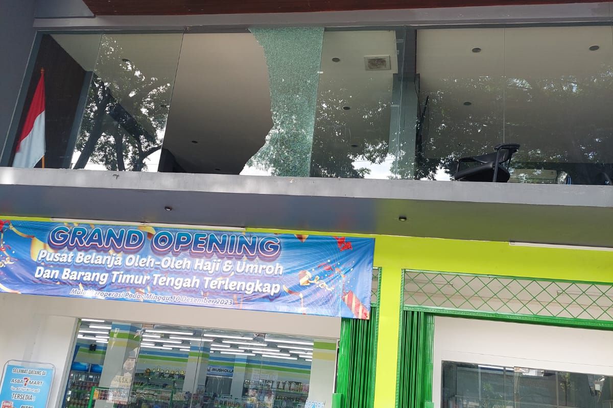 Kondisi kantor Andika Mowardi (32), korban yang ditodong dan ditembak senjata api (senpi) oleh mantan suami dua artis ternama, GS, di Jalan Jatinegara Timur, Bali Mester, Jatinegara, Jakarta Timur.