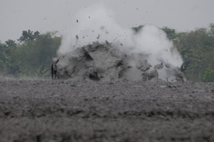 Suasana fenomena letupan lumpur di obyek wisata Bledug Kuwu di Desa Kuwu, Kecamatan Kradenan, Kabupaten Grobogan, Jawa Tengah, Jumat (14/7/2017). Secara geologi apa yang terjadi pada Bledug Kuwu adalah suatu proses alam yang disebut fenomena Gunung Api Lumpur (Mud Volcanoes). Sementara mitologi masyarakat setempat menyebut jika fenomena Bledug Kuwu terjadi karena adanya lubang yang menghubungkan tempat itu dengan Laut Selatan. Konon lubang itu adalah jalan pulang Jaka Linglung dari laut selatan menuju kerajaan Medang Kamulan setelah berhasil mengalahkan Prabu Dewata Cengkar. Jaka Linglung yang merupakan putra Ajisaka diutusnya membunuh Prabu Dewata Cengkar yang telah berubah menjadi buaya putih di Laut Selatan. Jaka Linglung berjalan di perut bumi lantaran ia bisa berubah wujud menjadi ular naga.