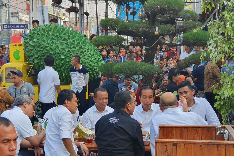Calon presiden petahana Joko Widodo menyempatkan menyantap durian di sela-sela kunjungan kerja dan kampanye di Kota Medan, Sabtu (16/3/2019) sore. Jokowi memilih kedai Si Bolang Durian yang berada di Jalan Iskandar Muda, Kota Medan. 