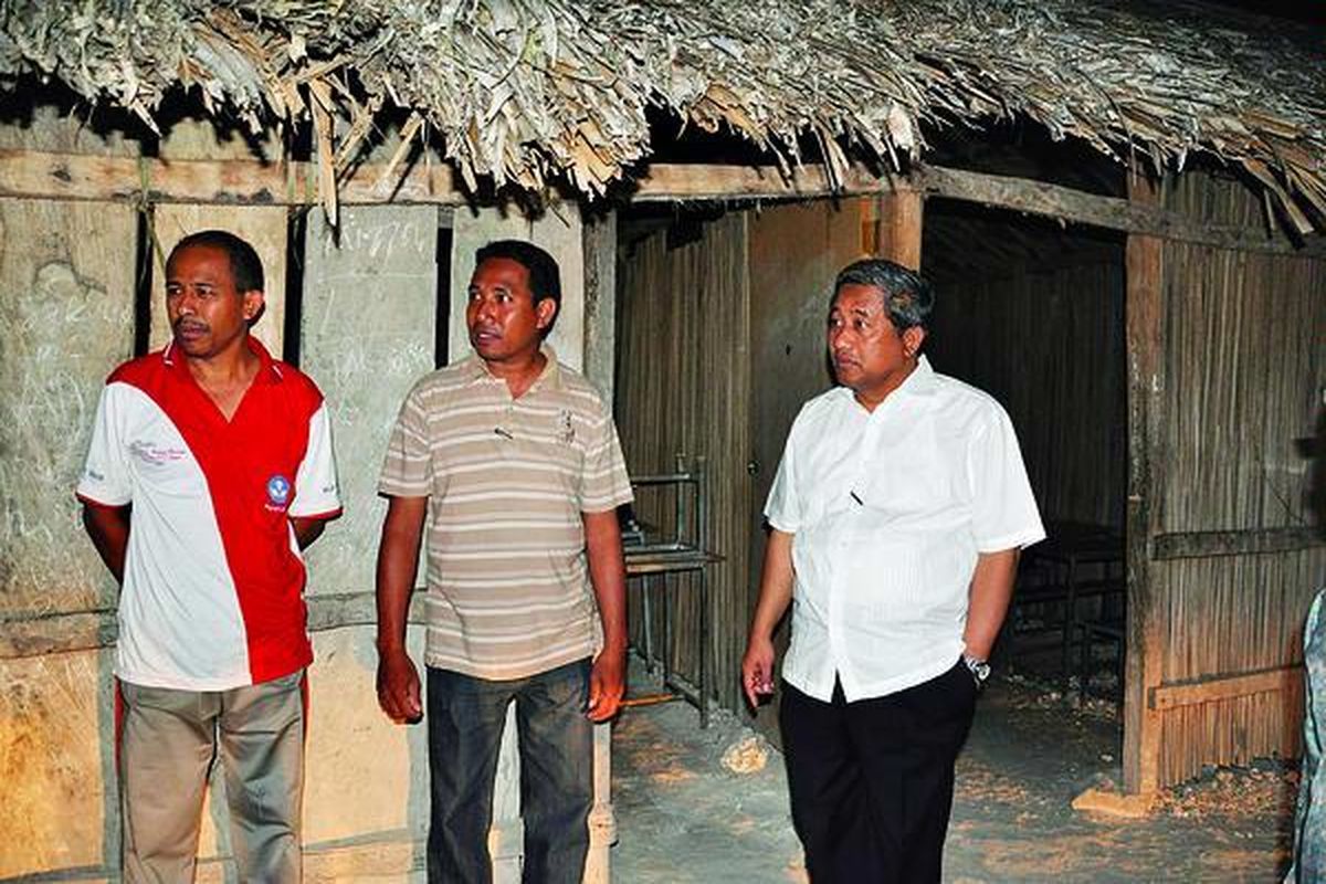 Menteri  Pendidikan Nasional Mohammad Nuh, Juli lalu, melihat Sekolah Dasar Negeri Asam Tiga di Kecamatan Kupang Timur, Kabupaten Kupang, Nusa Tenggara Timur, yang atapnya dari rumbia, dindingnya dari bambu, dan lantainya dari tanah. Bebas pungutan dimaksudkan agar pendidikan bisa dinikmati semua lapisan masyarakat. Namun, di perkotaan, pungutan pada orangtua siswa masih terjadi.