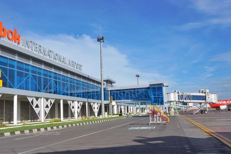 Ilustrasi Bandara Internasional Lombok di Nusa Tenggara Barat (NTB). Pemerintah resmi menurunkan tarif tiket pesawat domestik kelas ekonomi sebesar 13 hingga 14 persen untuk periode angkutan Natal 2025 dan Tahun Baru 2026.