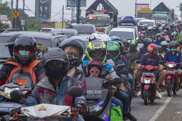 Pemudik  sepeda motor melaju di jalur Pantura Karawang, Simpang Jomin, Jawa Barat, Sabtu (30/4/2022). Arus lalu lintas kendaraan pemudik melintasi jalur Pantura Karawang terpantau padat merayap pada H-2 Lebaran.