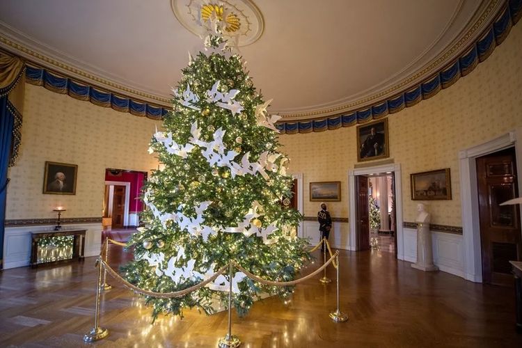 Pohon natal utama yang ditempatkan di Blue Room, Gedung Putih