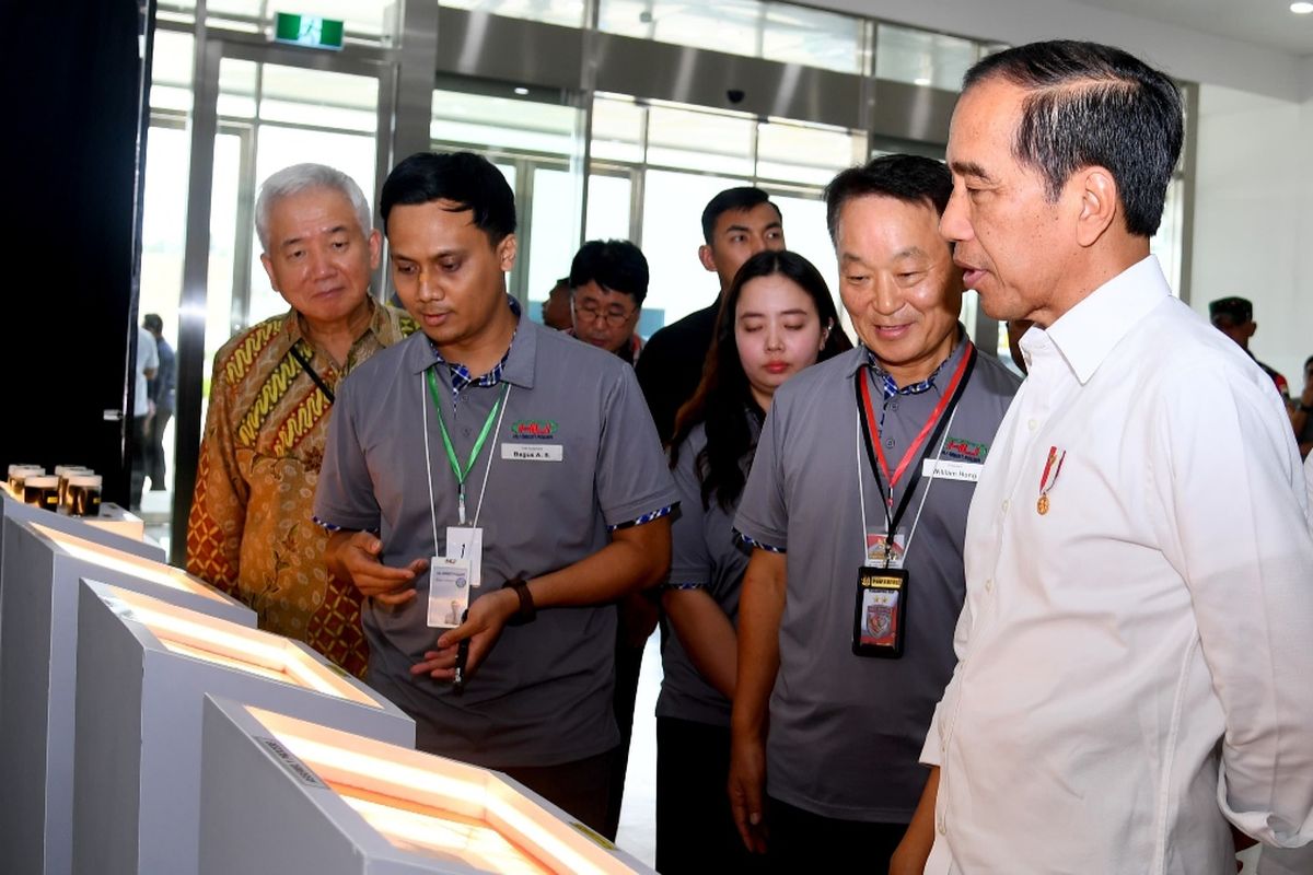 Presiden Joko Widodo saat meninjau pabrik baterai mobil listrik PT Hyundai LG Industry (HLI) Green Power di Kabupaten Karawang, Provinsi Jawa Barat, pada Kamis (14/9/2023).