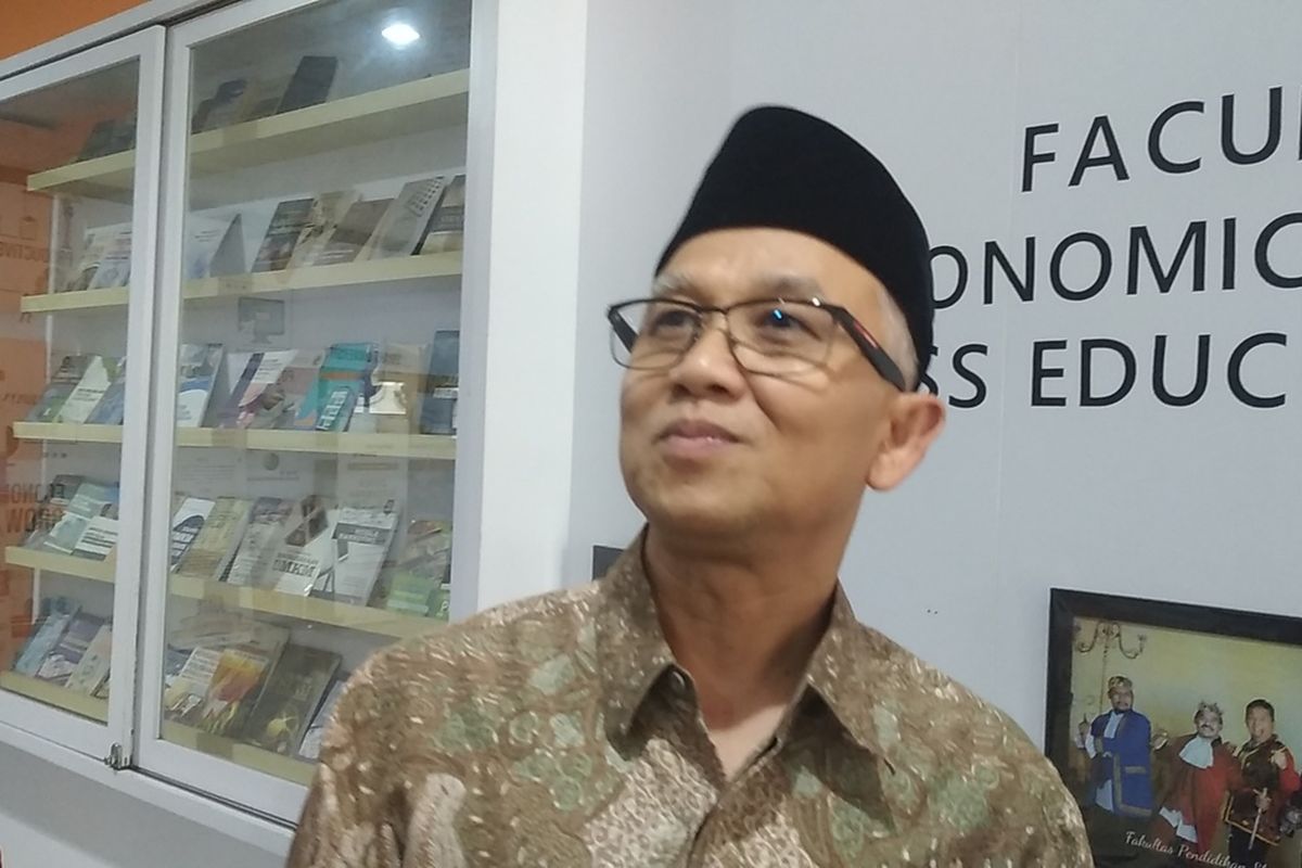 Wakil Menteri Pendidikan Dasar dan Menengah Indonesia (Wamendikdasmen) Atip Latipulhayat di Universitas Pendidikan Indonesia (UPI), Jalan Setiabudhi, Kota Bandung, Senin (9/6/2025).