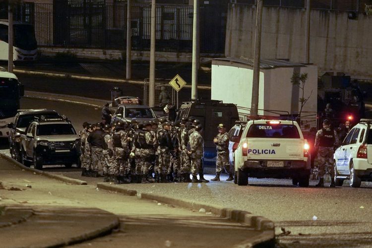 Petugas Kepolisian Nasional berjaga-jaga di luar penjara Turi saat para petugas penjara yang disandera oleh para narapidana dibebaskan, di Cuenca, Ekuador, pada Sabtu (13/1/2024).