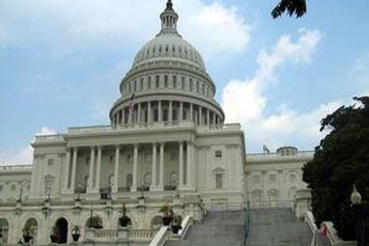 Gedung Capitol, tempat berkantornya senat Amerika Serikat. Senat menyetujui rencana penyelamatan pasar keuangan senilai 700 miliar dollar AS, Rabu (1/10), di Capitol Hill, Washington.  