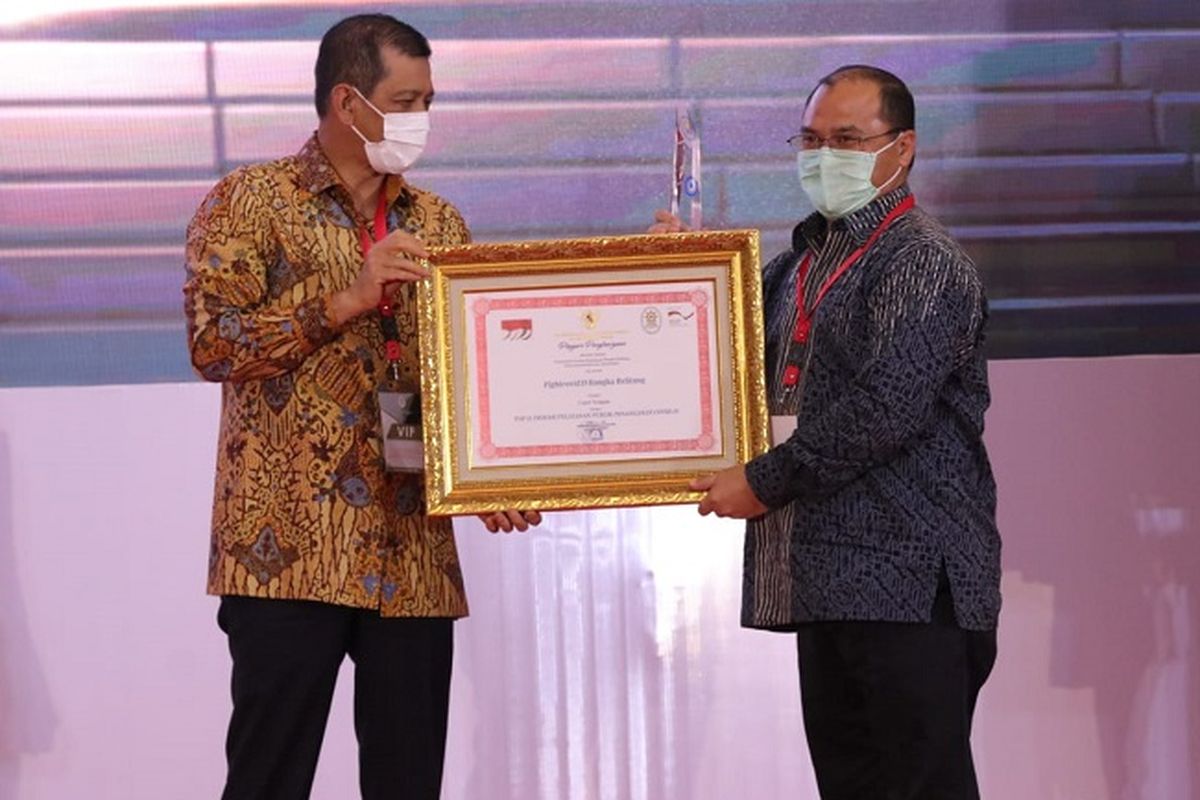 Ketua Satgas Covid-19 Nasional sekaligus Kepala BNPB Doni Monardo, saat memberi penghargaan Top Inovasi Pelayanan Publik Penanganan Covid-19 kepada Gubernur Kepulauan Babel Ezaldi Rosman, dalam acara Awarding Top Inovasi, Inovasi Penanganan Covid-19, dan Pengelola Pengaduan Pelayanan Publik Terbaik, di Gedung Tribrata, Jakarta, Rabu (25/11/2020). 