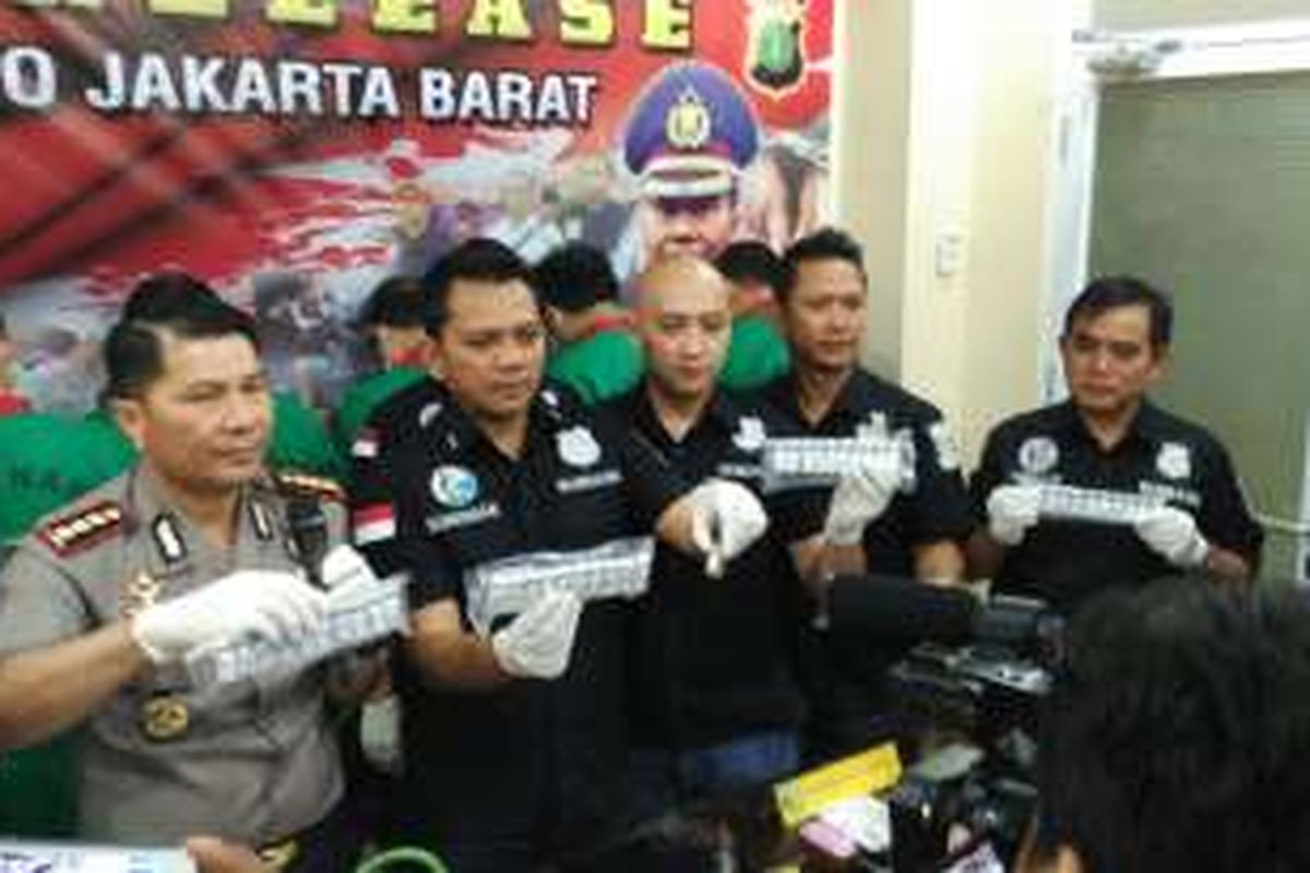 Polres Metro Jakarta Barat merilis kasus narkoba di Mapolres Metro Jakarta Barat, Jumat (5/8/2016). Salah satu jenis narkoba yang disita termasuk jenis langka, yakni kapsul MDM4.