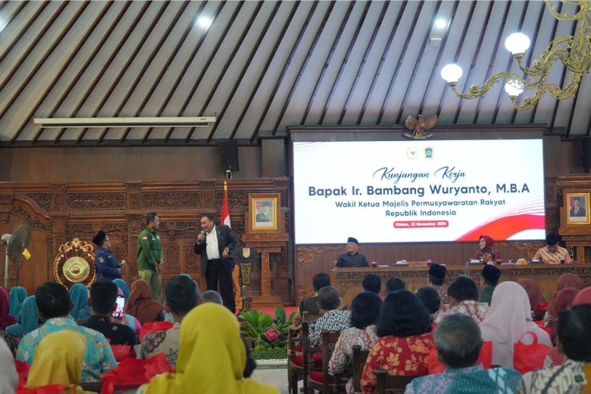 Wakil Ketua MPR RI Ir Bambang Wuryanto melakukan kunjungan kerja di Pendapa Ageng, Kabupaten Klaten, Jawa Tengah, Jumat (22/11/2024). 