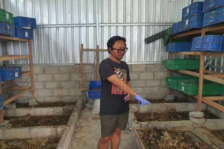 Humas Komunitas Gambira Mukti Riko Dwiyanto menunjukkan sampah organik di Padukuhan Priyan, Trirenggo, Bantul, Kabupaten Bantul. Kamis (27/6/2024)