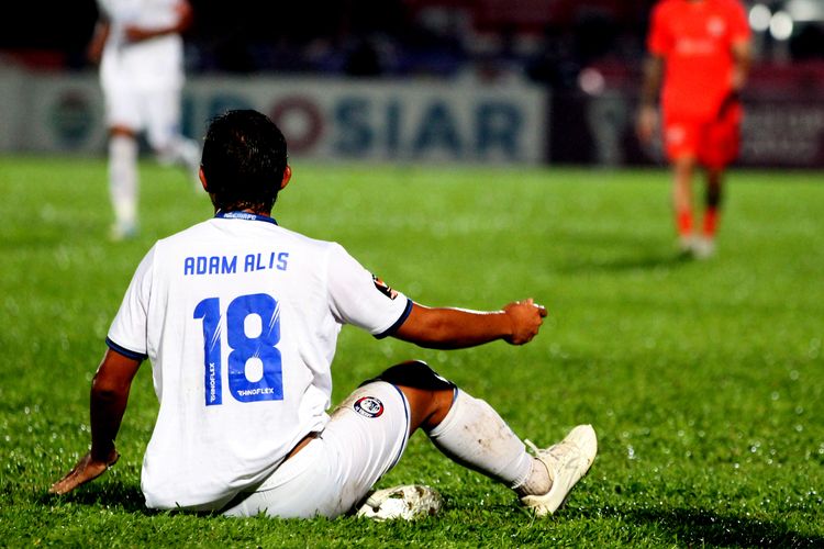 Pemain Arema FC Adam Alis seusai dijatuhkan pemain Borneo FC saat pertandingan leg kedua Final Piala Presiden 2022 yang berakhir dengan skor 0-0 di Stadion Segiri Samarinda, Minggu (17/7/2022) malam.