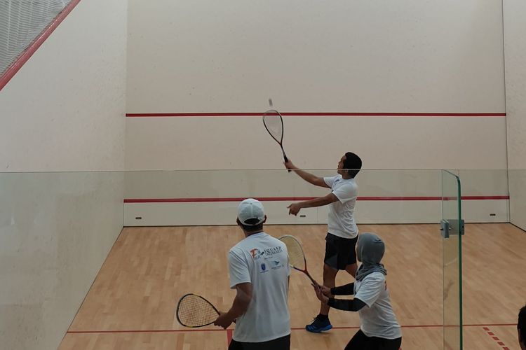 Direktur Utama Garuda Indonesia Ari Ashkara bermain squash bersama atlet nasional Aristia Prima dan Catur Yuliana di Lapangan Squash Gelora Bung Karno, Jakarta.