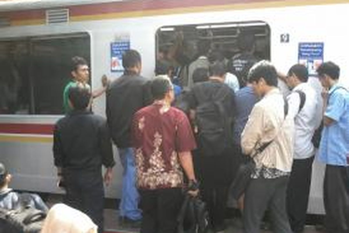 Kondisi penumpang yang sudah penuh sesak, namun masih dipaksakan oleh penumpang lainnya yang akan naik ke dalam kereta, jurusan Bogor-Jakarta Kota di Stasiun Manggarai, Jakarta Selatan.
