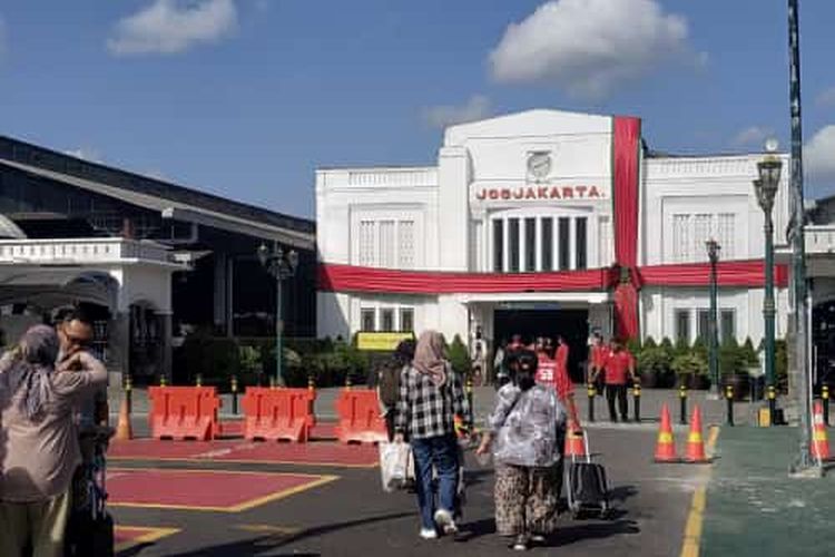 Suasana di Stasiun Tugu Yogyakarta pada Rabu (20/12/2023) jelang momen libur nataru.