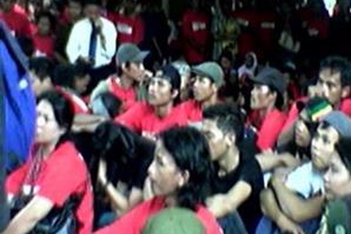 Pendukung aktivis HAM almarhum Munir dengan kaus seragam berwana merah bertuliskan "Keadilan untuk Munir, Keadilan untuk Semua" di PN Jakarta Selatan, Rabu (31/12), dengan agenda pembacaan putusan.