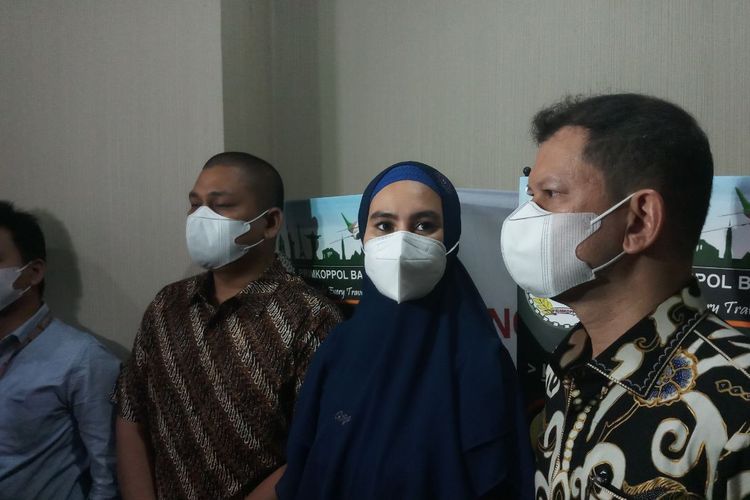 Kartika Putri dan tim kuasa hukumnya saat menyambangi Bareskrim Polri kawasan Jakarta Selatan, Senin (21/3/2022). 
