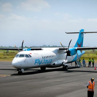 Pesawat Fly Jaya saat landing pertama di Bandara Notohadinegoro Jember pada 17 Agustus 2025