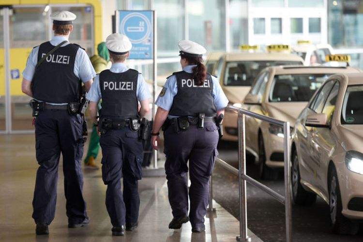patroli polisi bersenjata di Cologne Airport, pada 22 Maret 2016, di Cologne, Jerman.
