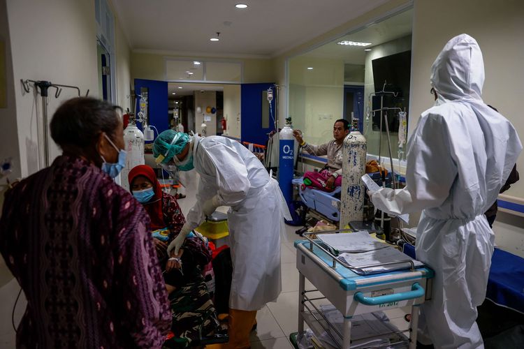 Tenaga kesehatan melakukan perawatan terhadap pasien Covid-19 di Instalasi Gawat Darurat (IGD) di RSUD Koja, Jakarta Utara, Selasa (29/6/2021). Rumah Sakit Umum Daerah (RSUD) Koja menjadi rumah sakit (RS) khusus untuk pasien virus corona (Covid-19) sesuai surat edaran Kementerian Kesehatan (Kemkes).