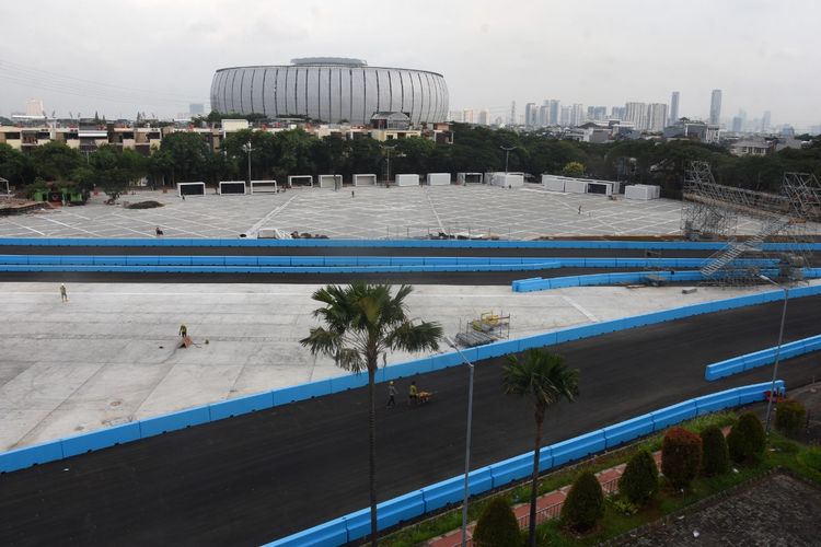 Suasana pembangunan Jakarta International E-Prix Circuit (JIEC) di kawasan Ancol, Jakarta, Rabu (11/5/2022). Pembangunan lintasan sirkuit JIEC sudah mencapai 100 persen dan menyisakan penyelesaian infrastruktur pendukung seperti grandstand dan jembatan penyeberangan yang ditargetkan selesai pada akhir pekan ketiga Mei.