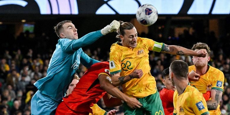 Penjaga gawang timnas Australia Joe Gauci meninju bola selama pertandingan kualifikasi Piala Dunia FIFA 2026 zona Asia antara Australia dan China di Adelaide pada 10 Oktober 2024.