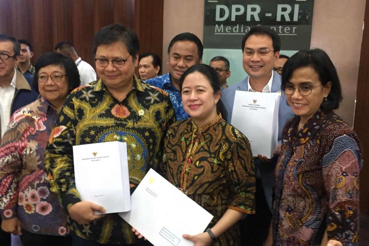 Menko Perekonomian Airlangga Hartarto menyerahkan draf omnibus law RUU Cipta Kerja kepada Ketua DPR Puan Maharani di Kompleks Parlemen, Senayan, Jakarta, Rabu (12/2/2020).