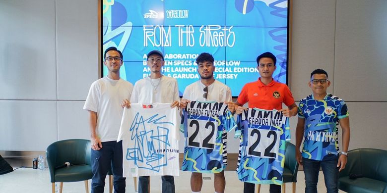 Peluncuran jersey special edition specs bersama Stereoflow (kedua kiri), pemain timnas futsal Evan Soumilena (tengah), dan kapten Garuda Inaf Adit (kedua kanan), di Jakarta, Selasa (24/5/2022).