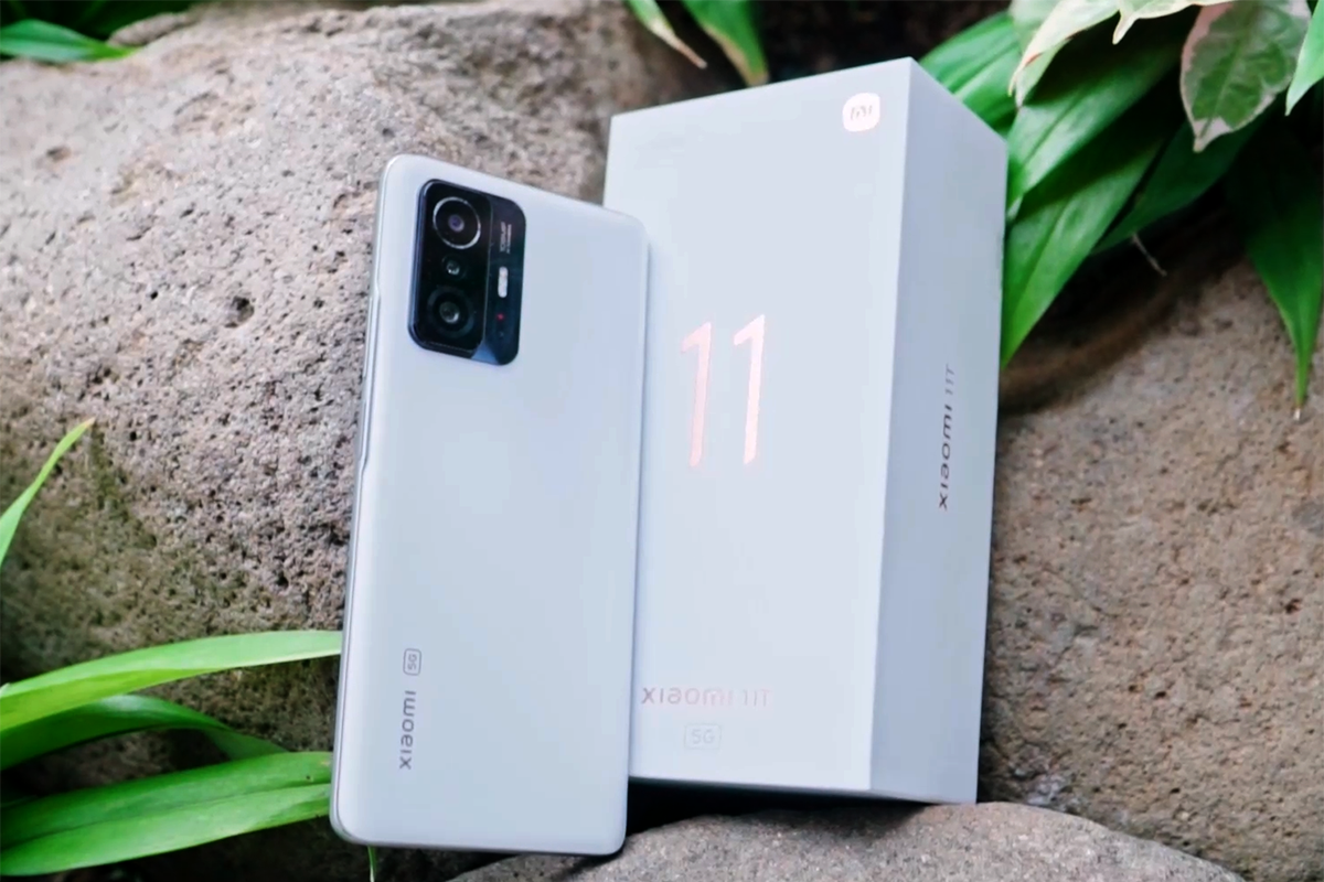 Xiaomi 11T varian warna Moonlight White dan kotak kemasannya