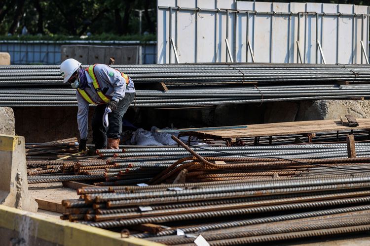 Pekerja menyelesaikan pekerjaan proyek pembangunan MRT Jakarta Fase 2A di Stasiun MRT Monas, Jakarta Pusat, Senin (31/5/2021). Pembangunan MRT Jakarta fase 2A dari Bundaran HI sampai Harmoni sudah mencapai 16,5 persen per hari ini, Senin (31/5/2021). Pengeboran jalur MRT tersebut ditargetkan akan dilakukan pada awal tahun 2022 mendatang.