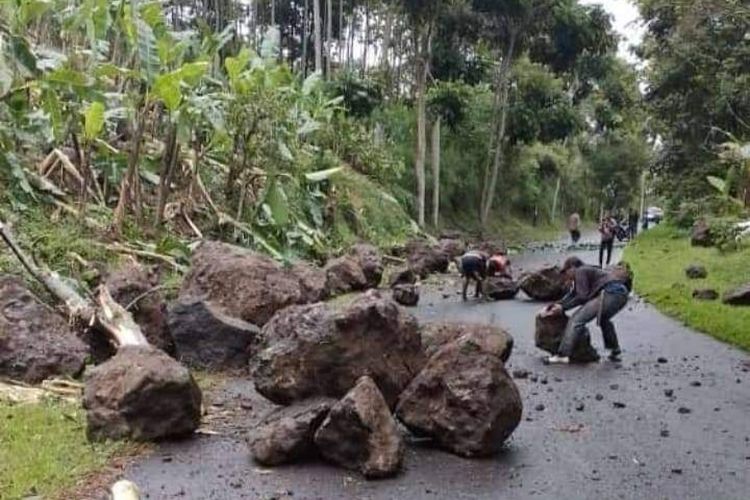 Belasan batu berukuran besar tiba-tiba longsor dari sebuah tebing ke badan jalan di Jalan Raya Saguling - Cipongkor, Desa Baranangsiang, Kecamatan Cipongkor, Kabupaten Bandung Barat (KBB), Jawa Barat pada Sabtu (28/1/2023).