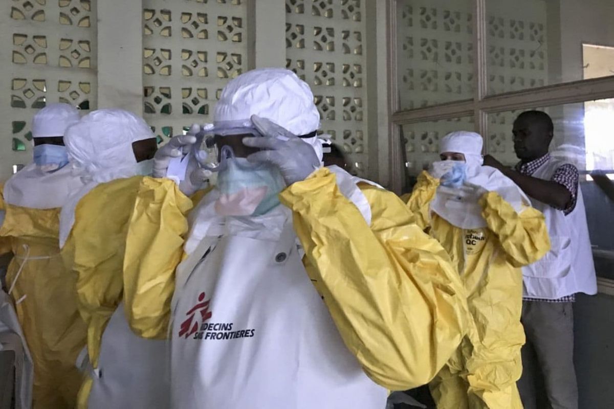 Tim Dokter Lintas Batas mengenakan pakaian pelindung mereka sebelum menangani pasien ebola.