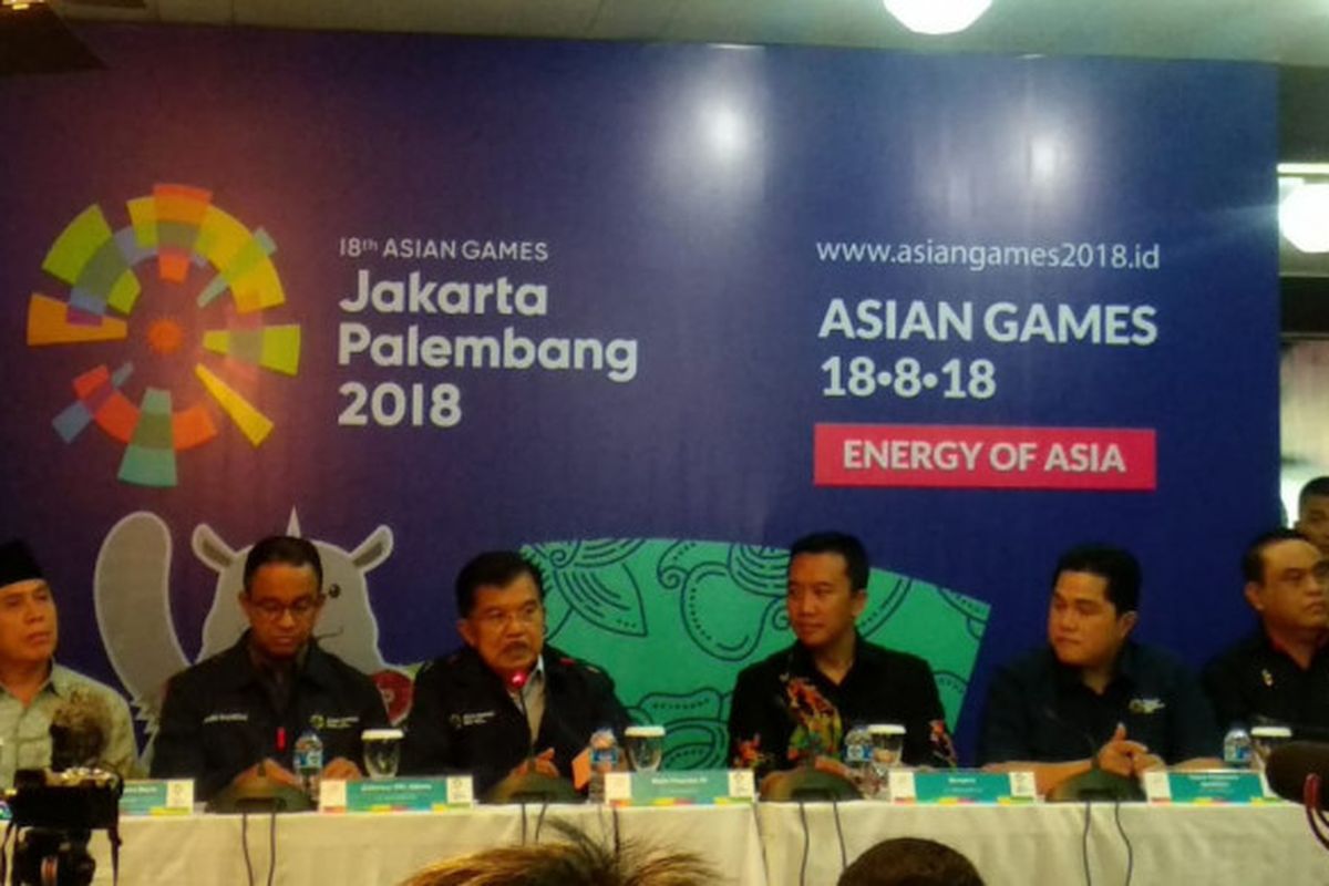 Wakil Presiden Republik Indonesia Jusuf Kalla (kedua dari kiri) menghadiri konferensi pers di Kantor Inasgoc, Senayan, Jakarta, Jumat (29/6/2018).