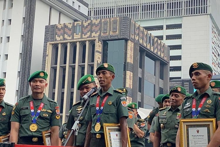 Agus Prayogo (tengah depan mic), prajurit TNI AD yang meraih medali emas di ajang SEA Games 2023, saat konpers di Mabesad, Jakarta, Rabu (24/5/2023).