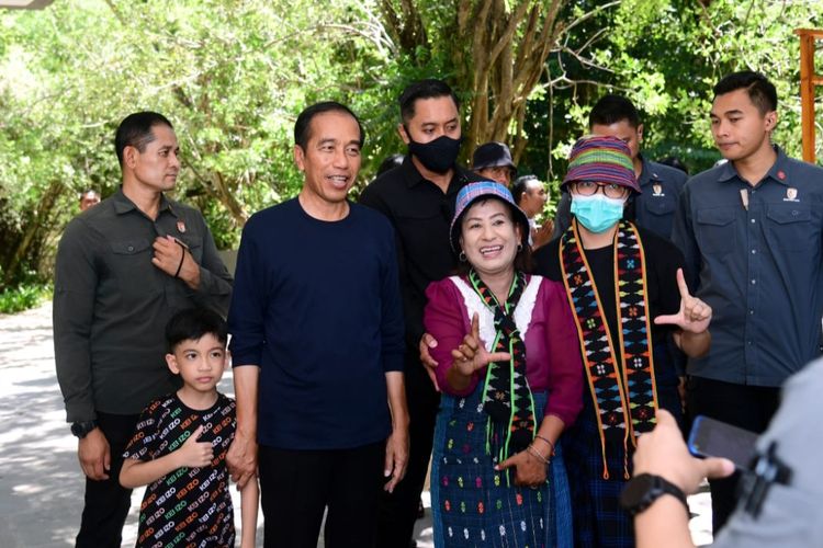 Presiden Joko Widodo berfoto bersama warga ketika meninjau kesiapan Konferensi Tingkat Tinggi (KTT) ASEAN di Labuan Bajo, Nusa Tenggara Timur (NTT), Minggu (23/4/2023).