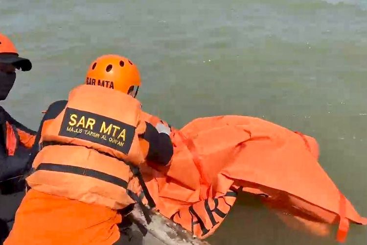 Nelayan Hilang Setelah Perahunya Ditabrak Kapal, Ditemukan Tewas Sejauh 21 NM
