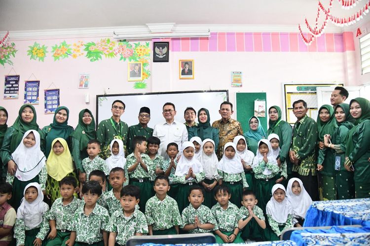 Gubernur Kepulauan Riau (Kepri) Ansar Ahmad bersama Menteri Perdagangan (Mendag) RI Budi Santoso Mendag Budi dan Gubernur Ansar Ahmad juga menyapa langsung siswa penerima manfaat MBG di TK, SD, SMP, dan SMK Ibnu Sina, Kecamatan Lubuk Baja, Kota Batam.