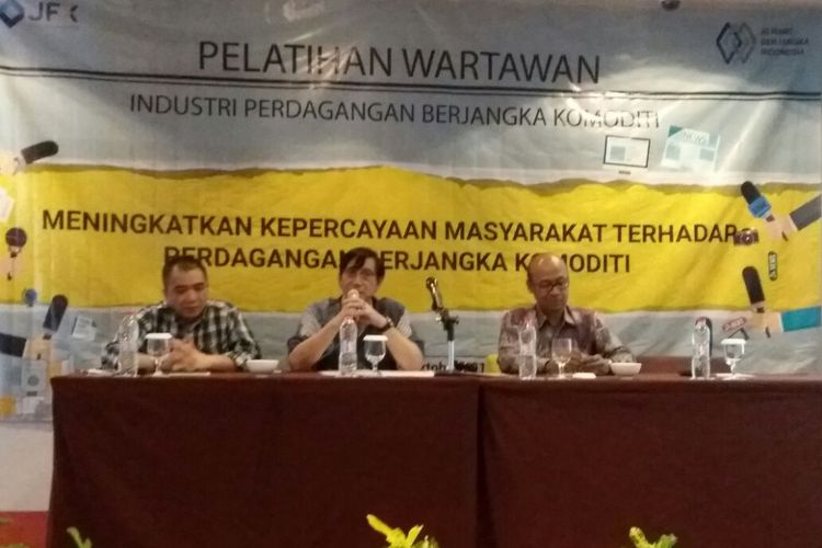 Dirut BBJ Stephanus Paulus Lumintang, Kepala Bappebti Bachrul Chairi (tengah) dan Plt Dirut KBI Fajar Wibhiadi saat pelatihan wartawan di Malang, Jumat (9/10/2017)