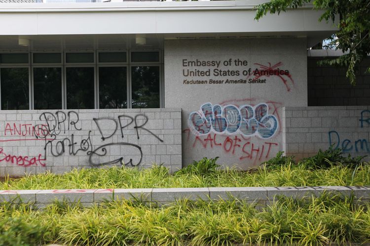 Vandalisme di Gedung Kedutaan Amerika saat demonstrasi menolak UU Cipta Kerja di seputar Patung Kuda, Jakarta, Selasa (13/10/2020). Demonstrasi berakhir ricuh.