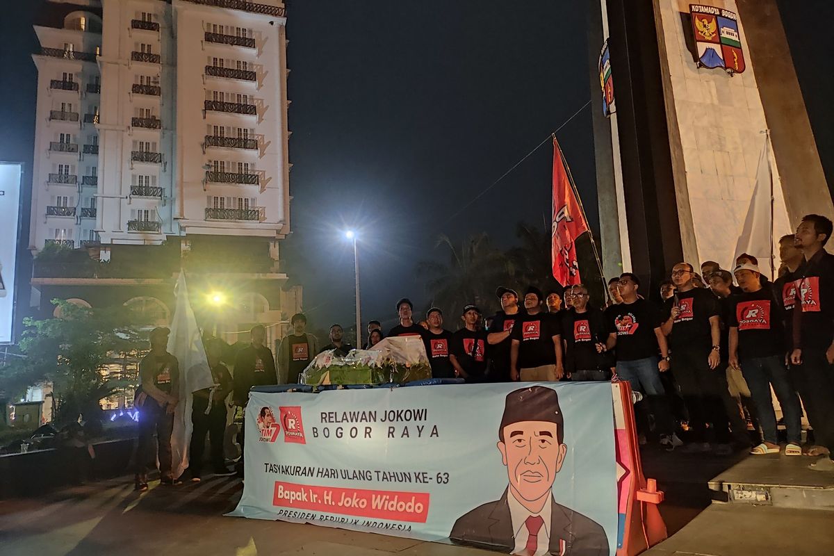 Para relawan pendukung Jokowi se-Bogor Raya saat berkumpul di Tugu Kujang untuk merayakan hari ulang tahun Presiden Joko Widodo yang ke-63, Jumat (21)6/2024).