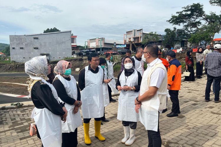 Wakil Ketua DPRD Jawa Timur Deni Wicaksono meninjau dampak wabah Penyakit Mulut dan Kuku (PMK) saat mengunjungi Pasar Parang, Magetan, Kamis (16/1/2025).