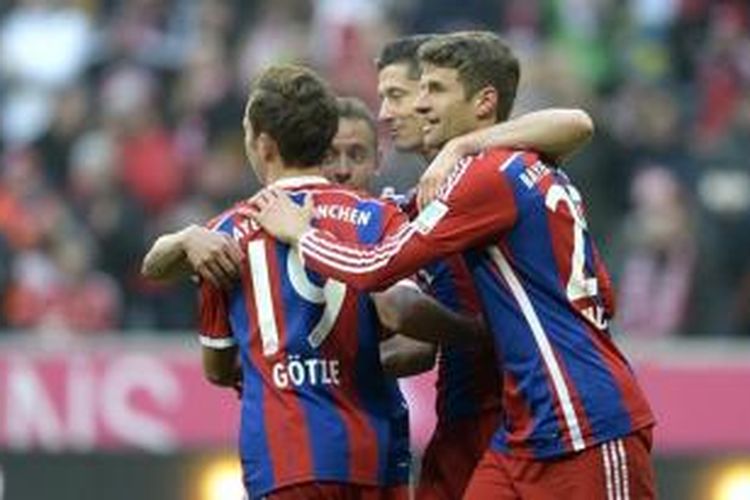 Para pemain Bayern Muenchen merayakan gol ke gawang Hamburg pada pertandingan Bundesliga di Allianz Arena, Sabtu (14/2/2015).