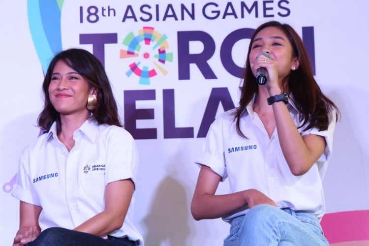 Dian Sastro dan Mikha Tambayong saat jumpa pers Samsung Galaxy Team Asian Games di Hotel Atlet Century, Jakarta Pusat, Rabu (11/7/2018).