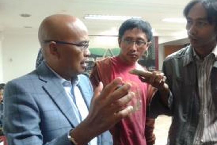 Anggota Komisi III DPR dari fraksi Partai Gerindra, Desmond Junaidi Mahesa, saat diwawancara usai menjadi pembicara pada konferensi pers bertajuk 
