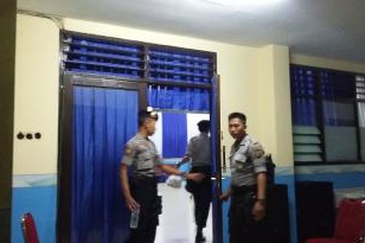 petugas sedang menjaga 38 warga asing di depan aula Mapolesta Denpasar