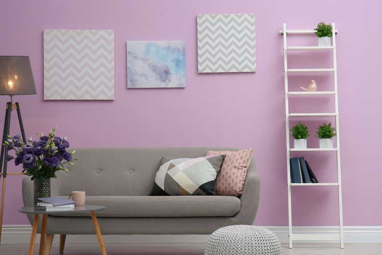 Ilustrasi ruang tamu dengan nuansa warna ungu. 