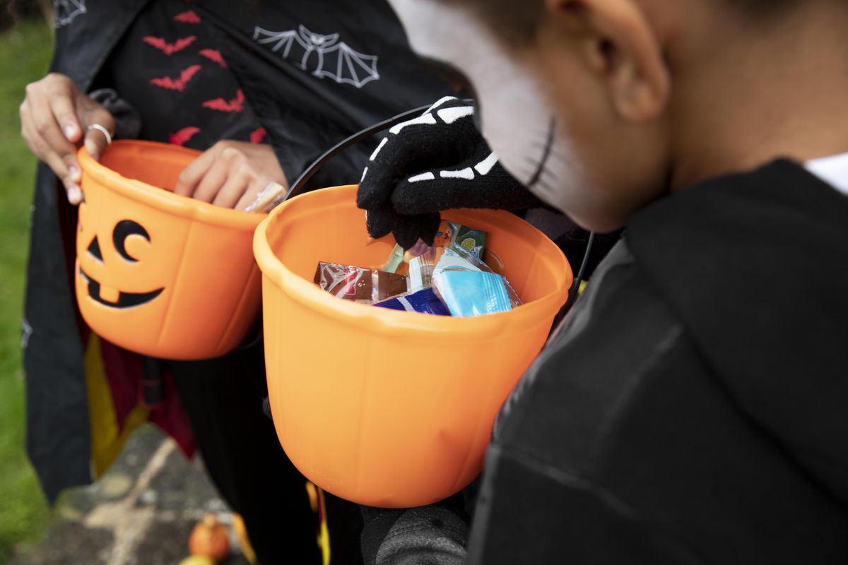 Ilustrasi anak-anak merayakan Halloween dengan mengumpulkan permen.