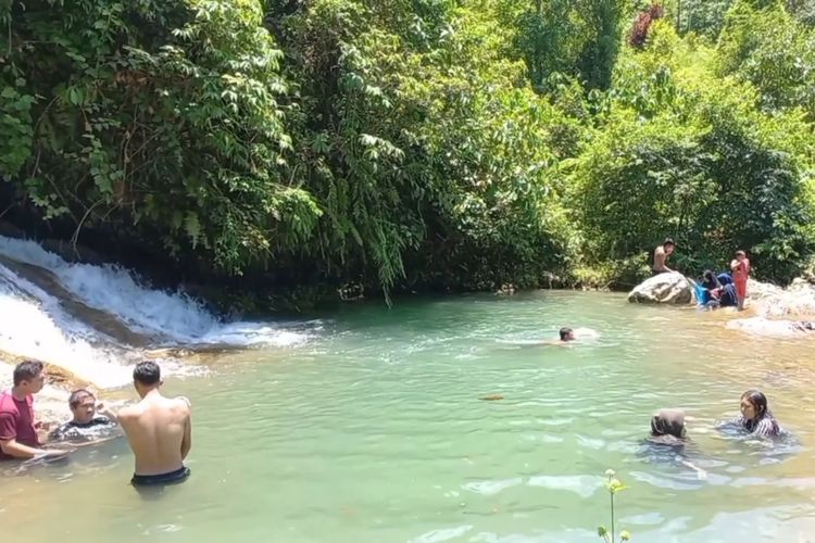 Air Terjun 7 Tingkat yang berlokasi di Tapak Tuan, Aceh Selatan, Aceh.