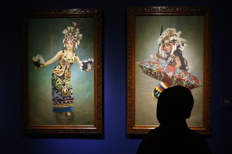 Pengunjung melihat lukisan koleksi Istana Negara dalam pameran bertajuk Senandung Ibu Pertiwi di Galeri Nasional, Jakarta Pusat, Senin (7/8/2017). Pameran menampilkan 48 lukisan dari 41 pelukis yang dibuat abad 19 hingga abad 20 dan berlangsung untuk umum dari 2-30 Agustus.