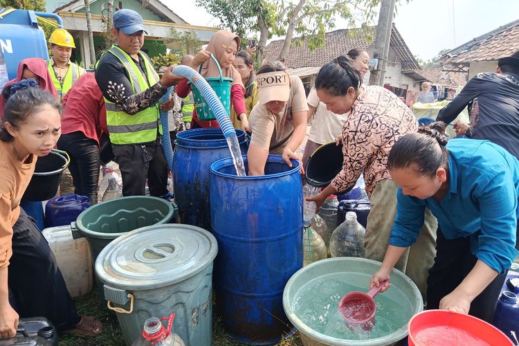 Kekeringan Landa Cibarusah Bekasi, Warga Antre Air Bersih Berjam-jam hingga Ambil ke Kali